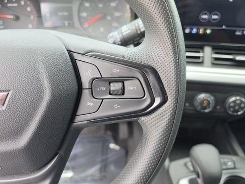 Used 2025 Chevrolet Trax LS w/ LS Convenience Package FWD image 29