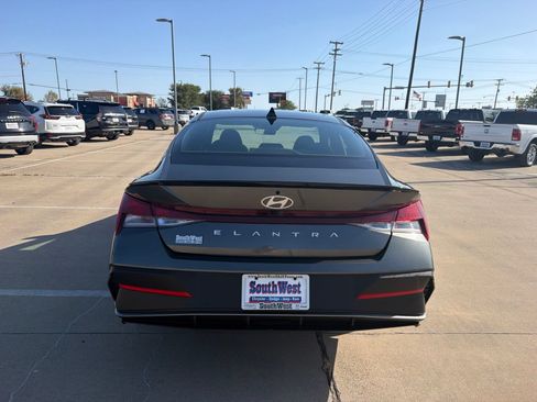 Used 2025 Hyundai Elantra Sport FWD image 6