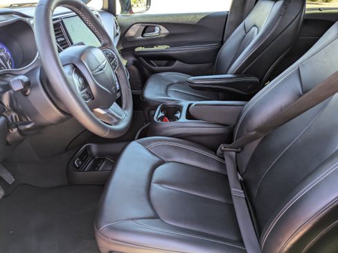 Used 2025 Chrysler Pacifica Select image 26