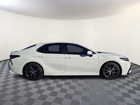 Used 2022 Toyota Camry SE image 7