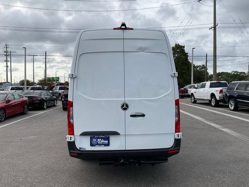 Used 2021 Mercedes-Benz Sprinter 2500 image 4