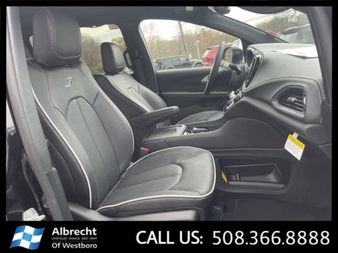 New 2026 Chrysler Pacifica Limited image 17