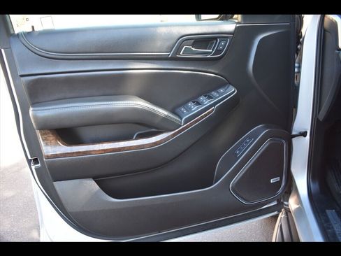 Used 2018 Chevrolet Tahoe LT w/ Luxury Package RWD image 17