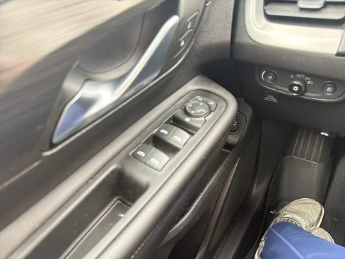 Used 2022 GMC Terrain SLT image 12