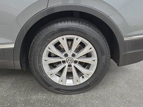 Used 2018 Volkswagen Tiguan SE AWD/4WD image 32