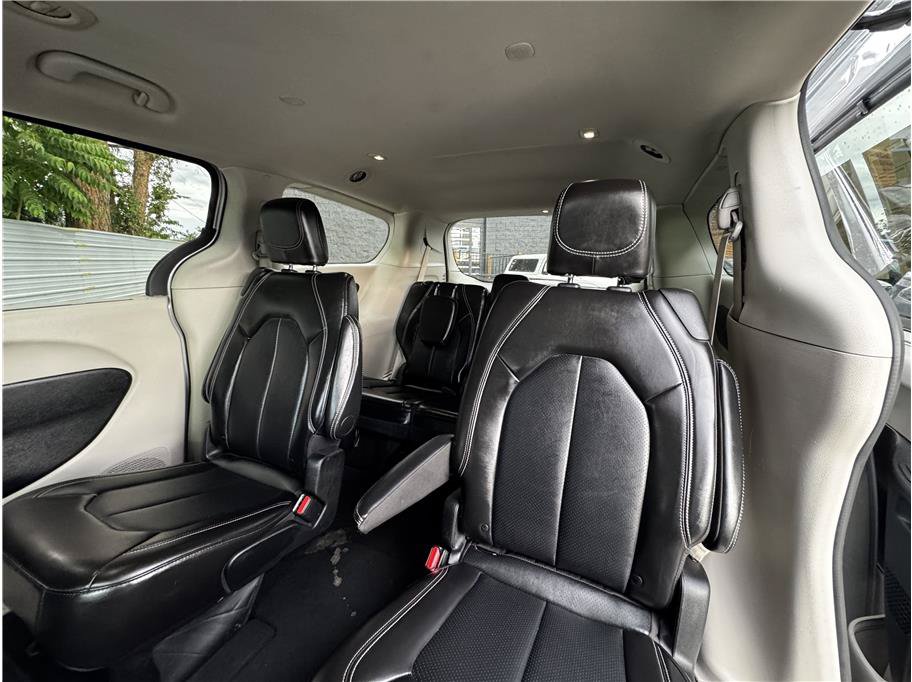 Used 2024 Chrysler Pacifica Touring-L FWD image 16