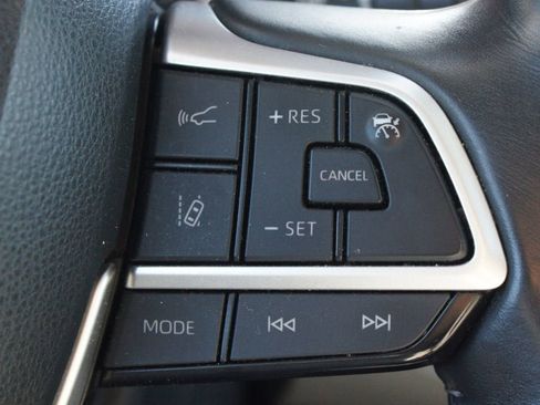 Used 2023 Toyota Highlander LE image 9