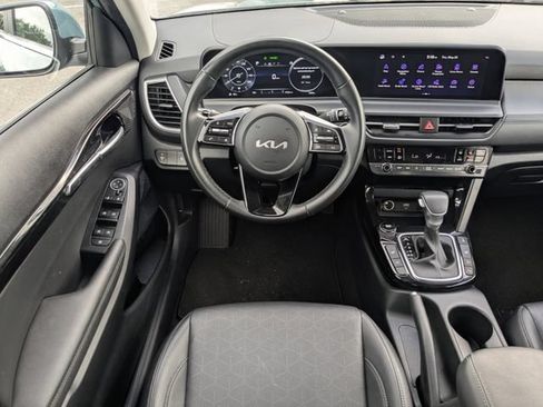 Certified 2025 Kia Seltos EX AWD/4WD image 17