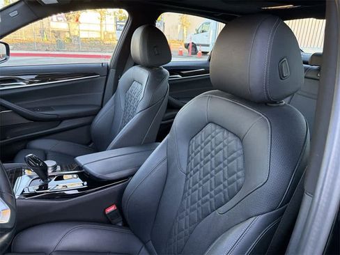 Used 2023 BMW 530e xDrive image 28