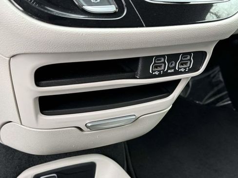 Used 2024 Chrysler Pacifica Touring-L FWD image 17