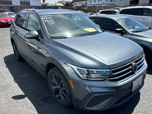 Used 2023 Volkswagen Tiguan SE FWD image 2