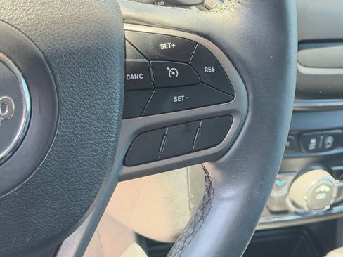 Used 2019 Jeep Cherokee Latitude Plus w/ Cold Weather Group AWD/4WD image 27