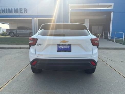 Used 2024 Chevrolet Trax LS w/ LS Convenience Package FWD image 4