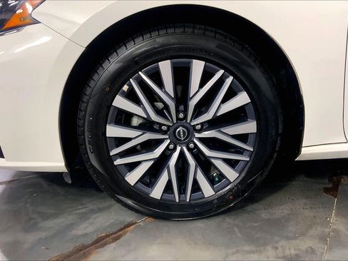 Used 2025 Nissan Altima 2.5 SV FWD image 9