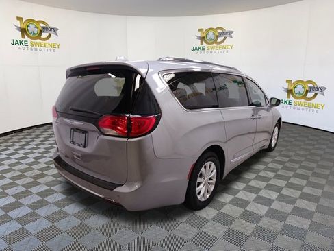 Used 2018 Chrysler Pacifica Touring-L image 10