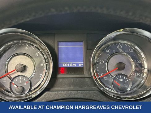 Used 2014 Chrysler Town & Country Touring-L w/ Driver Convenience Group image 16