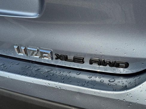 Certified 2022 Toyota Highlander XLE image 9