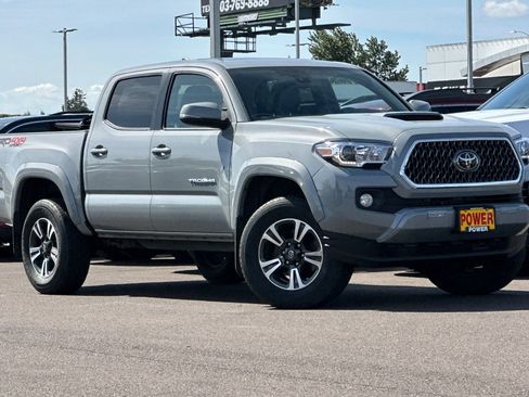 Used 2018 Toyota Tacoma TRD Sport AWD/4WD image 2