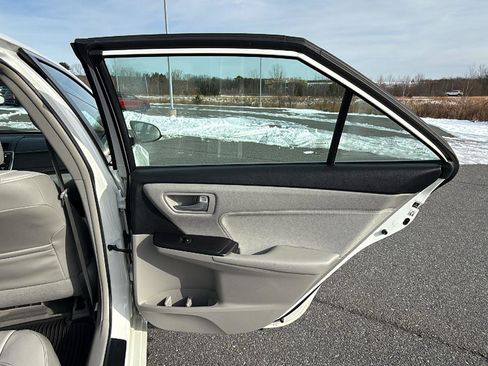 Used 2016 Toyota Camry XLE image 18