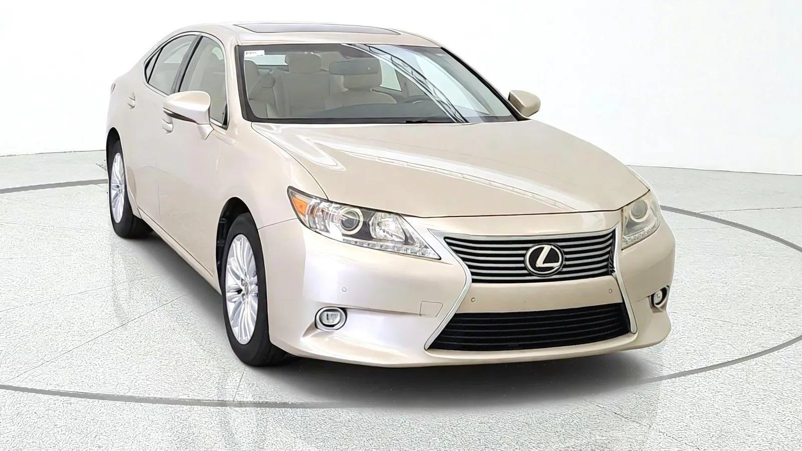 Used 2014 Lexus ES 350 w/ Luxury Package FWD image 2