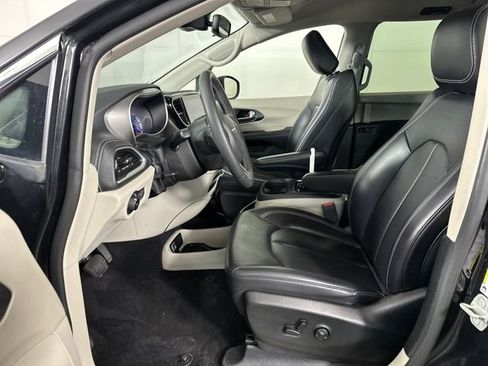 Used 2023 Chrysler Pacifica Touring-L image 11