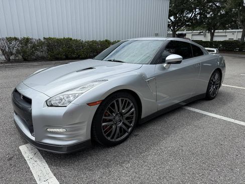 Used 2016 Nissan GT-R Premium AWD/4WD image 2