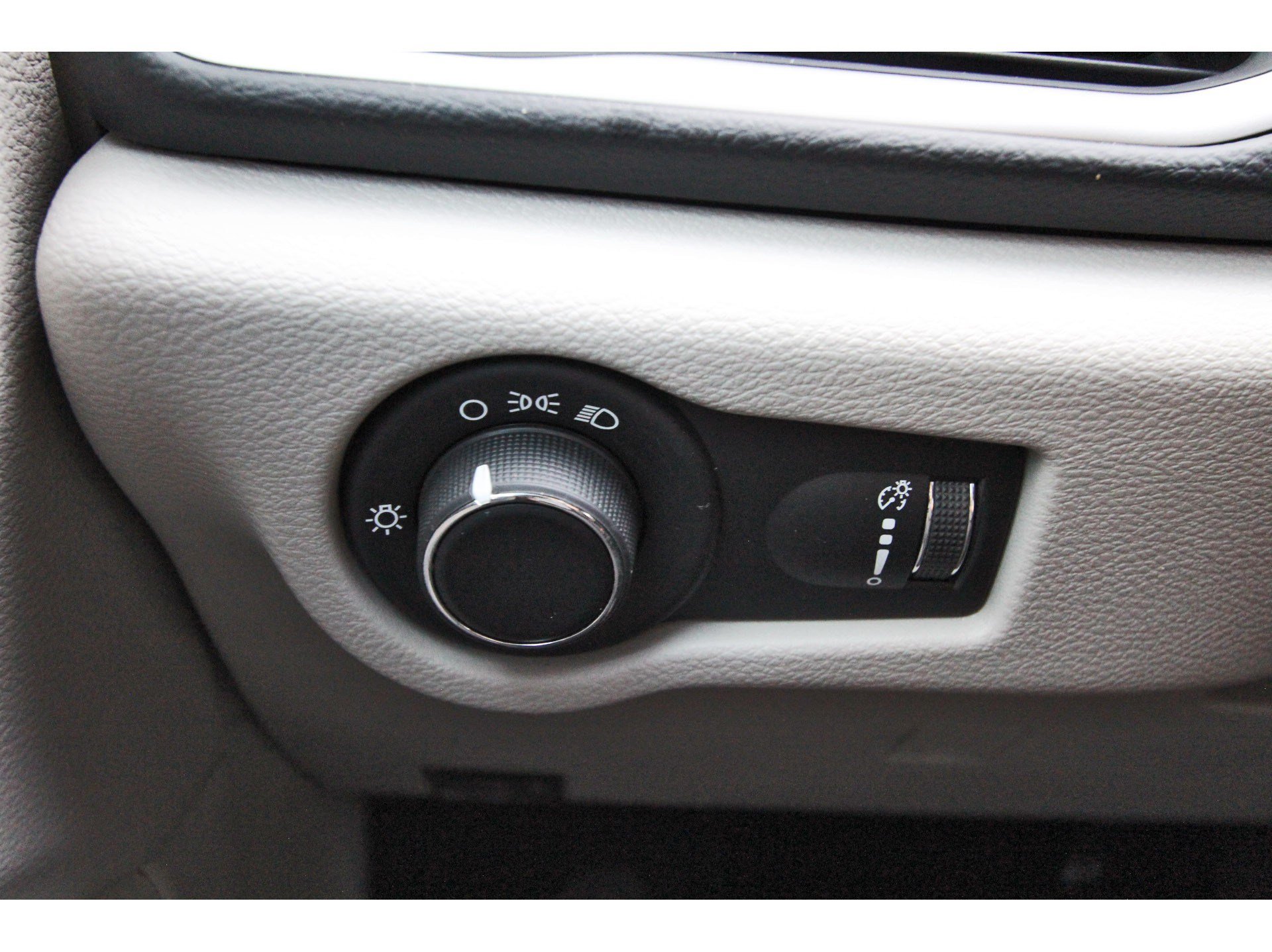 Used 2020 Chrysler Voyager L FWD image 25