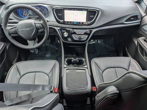 New 2026 Chrysler Pacifica Limited image 15