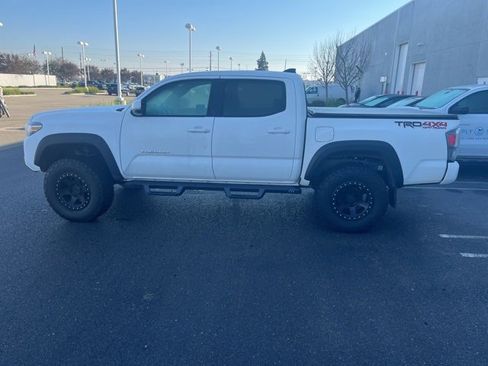 Used 2022 Toyota Tacoma TRD Off-Road image 9