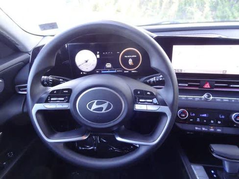 Used 2024 Hyundai Elantra SEL FWD image 11