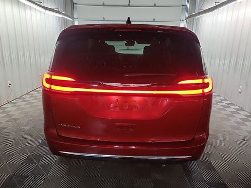 Used 2025 Chrysler Pacifica Select image 4