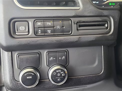 Used 2024 GMC Yukon SLT w/ SLT Luxury Package image 26