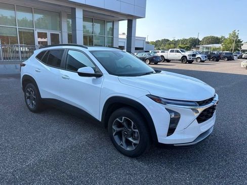 Used 2024 Chevrolet Trax LT w/ Sunroof Package FWD image 3