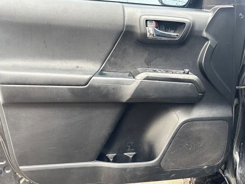 Used 2017 Toyota Tacoma TRD Off-Road w/ Tow Package (A/T) image 6