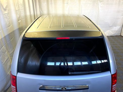 Used 2008 Chrysler Town & Country LX image 7