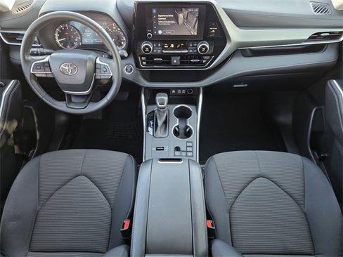 Used 2024 Toyota Highlander LE image 19