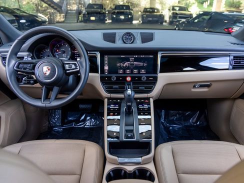 Certified 2025 Porsche Macan image 37