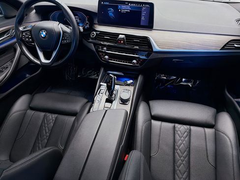 Used 2021 BMW 530e w/ Premium Package image 12