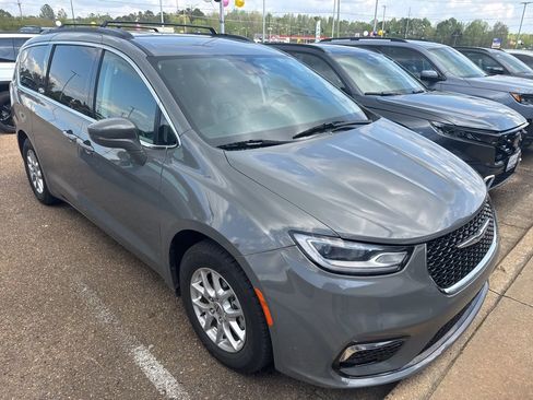 Used 2022 Chrysler Pacifica Touring-L image 3