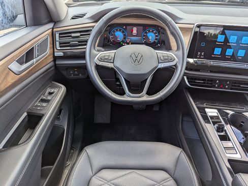 Used 2025 Volkswagen Atlas SE image 13