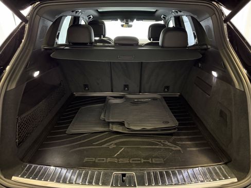 Certified 2023 Porsche Cayenne Platinum Edition image 28