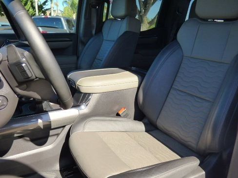 Used 2025 Chevrolet Silverado 1500 ZR2 w/ Technology Package image 33