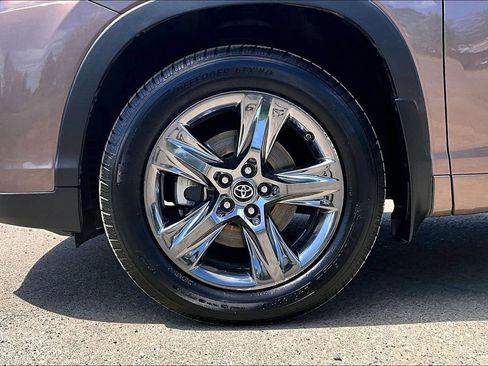Used 2018 Toyota Highlander Limited Platinum AWD/4WD image 12