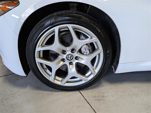 Used 2020 Alfa Romeo Giulia Ti w/ Active Blind Spot Package AWD/4WD image 15