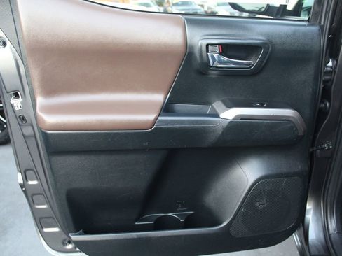 Used 2017 Toyota Tacoma Limited image 17