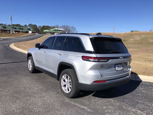 Certified 2022 Jeep Grand Cherokee Limited w/ Trailer Tow Prep Group (B) image 3