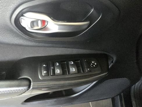 Used 2014 Jeep Cherokee Latitude AWD/4WD image 17