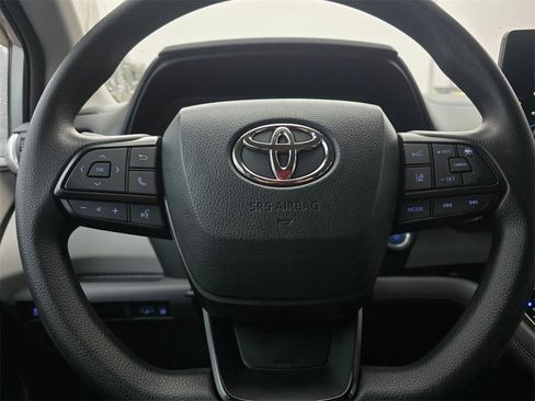 Certified 2023 Toyota Sienna LE image 28