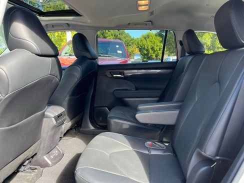 Used 2023 Toyota Highlander Limited image 7
