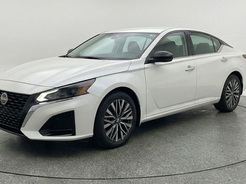 Used 2025 Nissan Altima 2.5 SV image 3